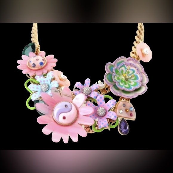 New BETSEY JOHNSON ENCHANTED DRAMA STATEMENT NECKLACE PASTEL MULTI - Picture 11 of 16